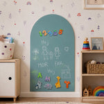 MagneetBoog+ in Golfschuim (blauw) met krijttekening van familie en huis plus getallen-, letter- en dierenmagneten