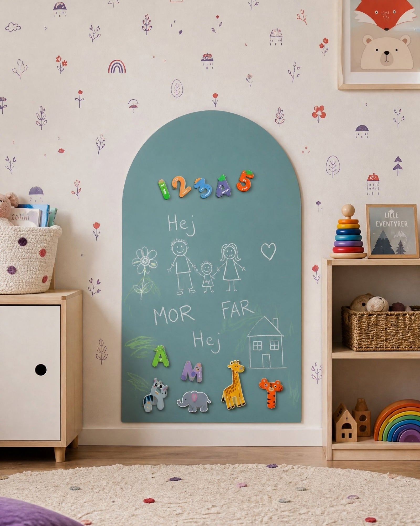 MagneetBoog+ in Golfschuim (blauw) met krijttekening van familie en huis plus getallen-, letter- en dierenmagneten