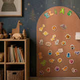 MagneetBoog+ in Krammefarve (kleifarbe) gevuld met dierenmagneten en naam in lettermagneten op kinderkamer