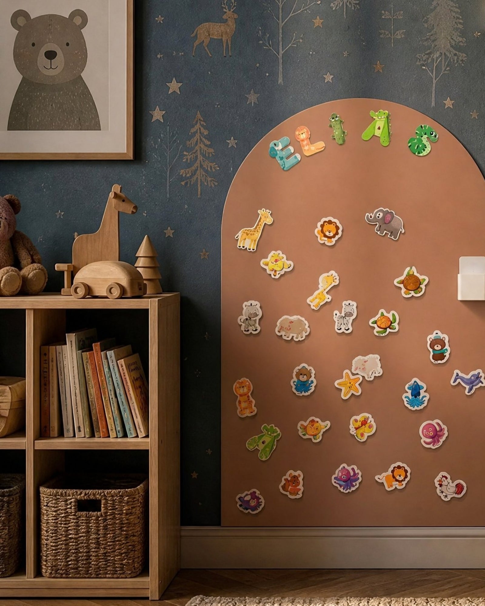 MagneetBoog+ in Krammefarve (kleifarbe) gevuld met dierenmagneten en naam in lettermagneten op kinderkamer