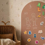 MagneetBoog+ in Krammefarve (lerfarve) met krijttekening van familie en letter- en dierenmagneten