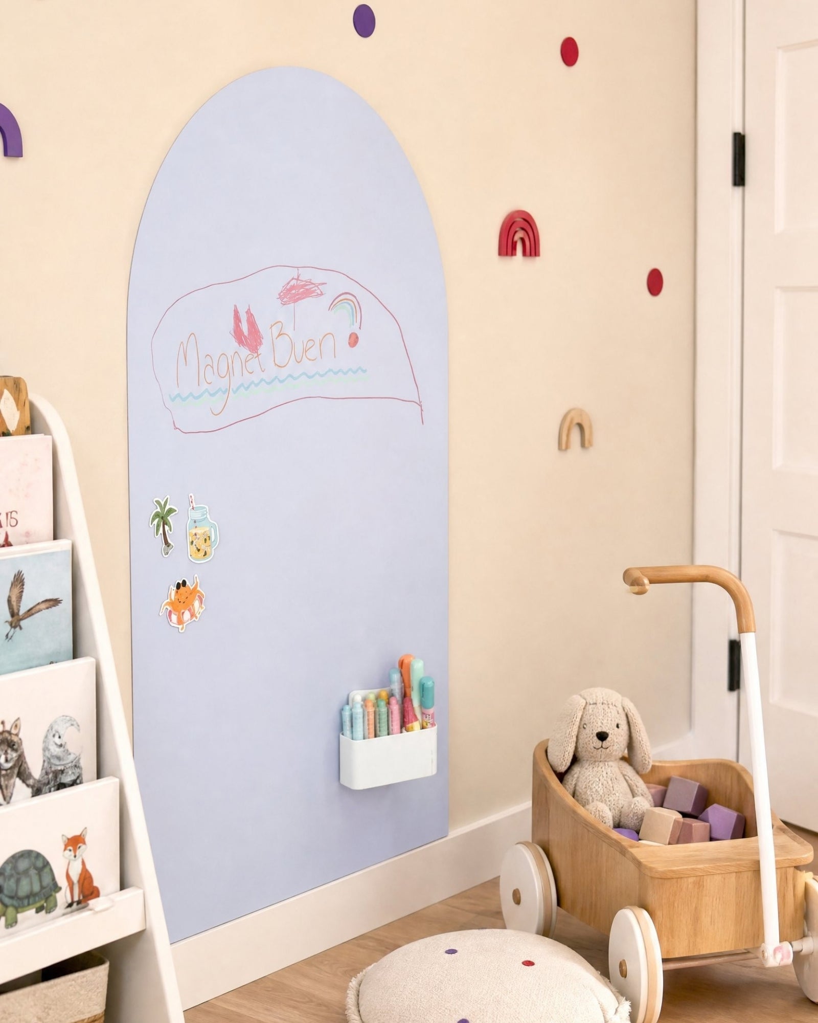 MagneetBoog+ in LavendelDrøm (lichtpaars) met kindertekening, zomermagneten en houder met markers op kinderkamer