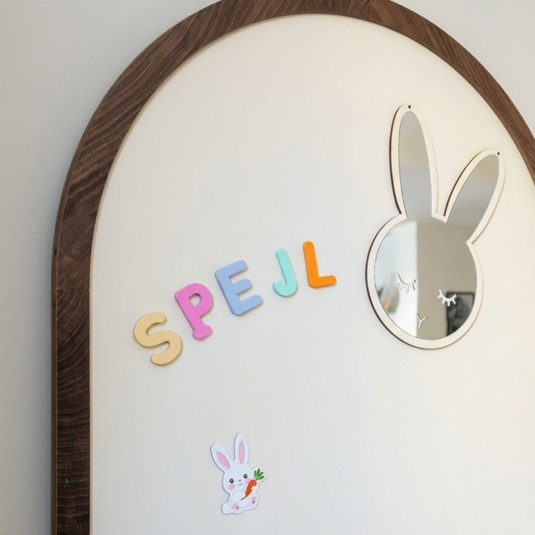 Magnetisk spejl med motivet Kanin 🐰 på Magnetbuen+ i vanilje sky. Der er en kanin magnet på tavlen