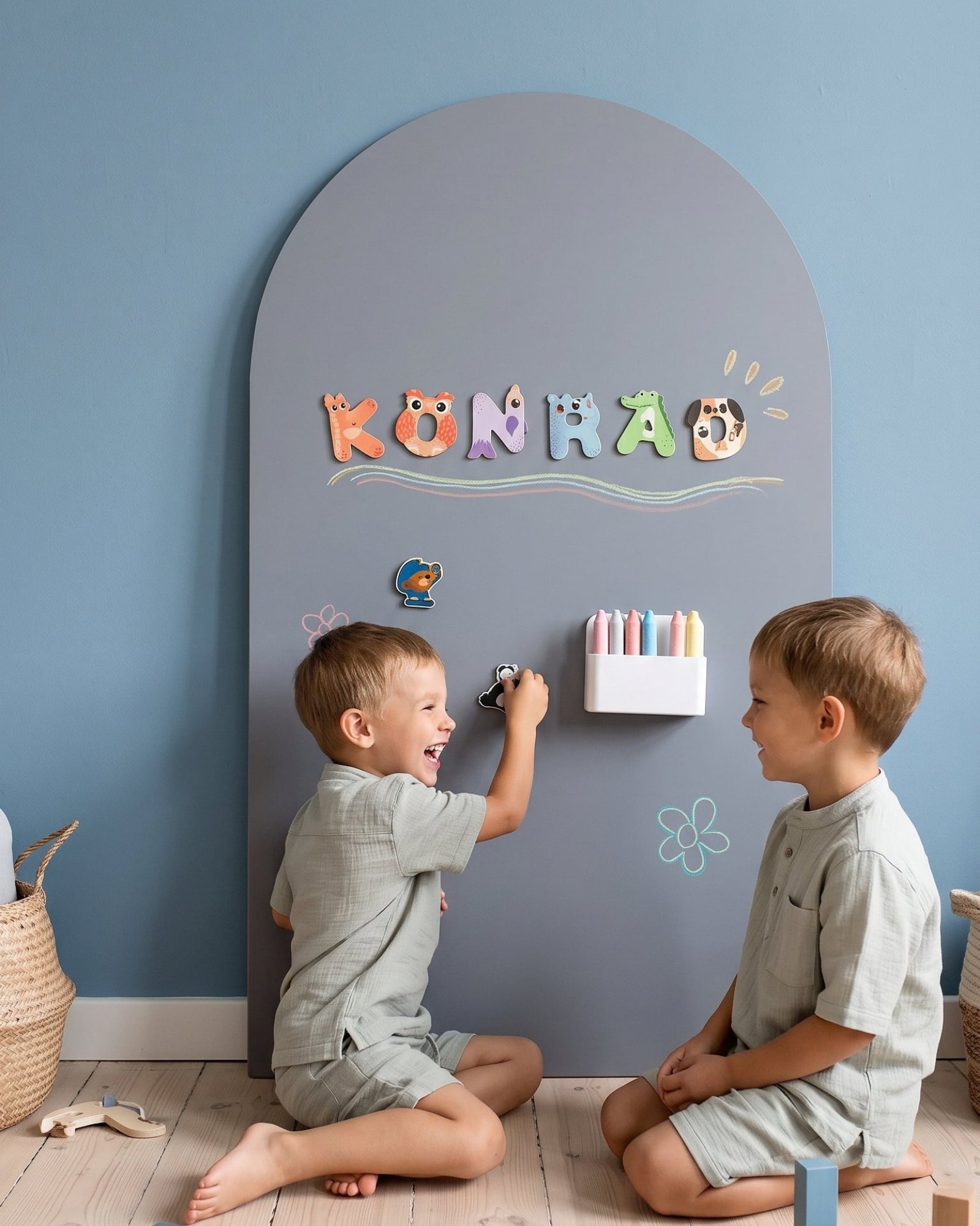 Twee jongens huilen en spelen met magneten op de MagneetBoog+ in Maanstof (grijs) met naam in lettermagneten en krijt