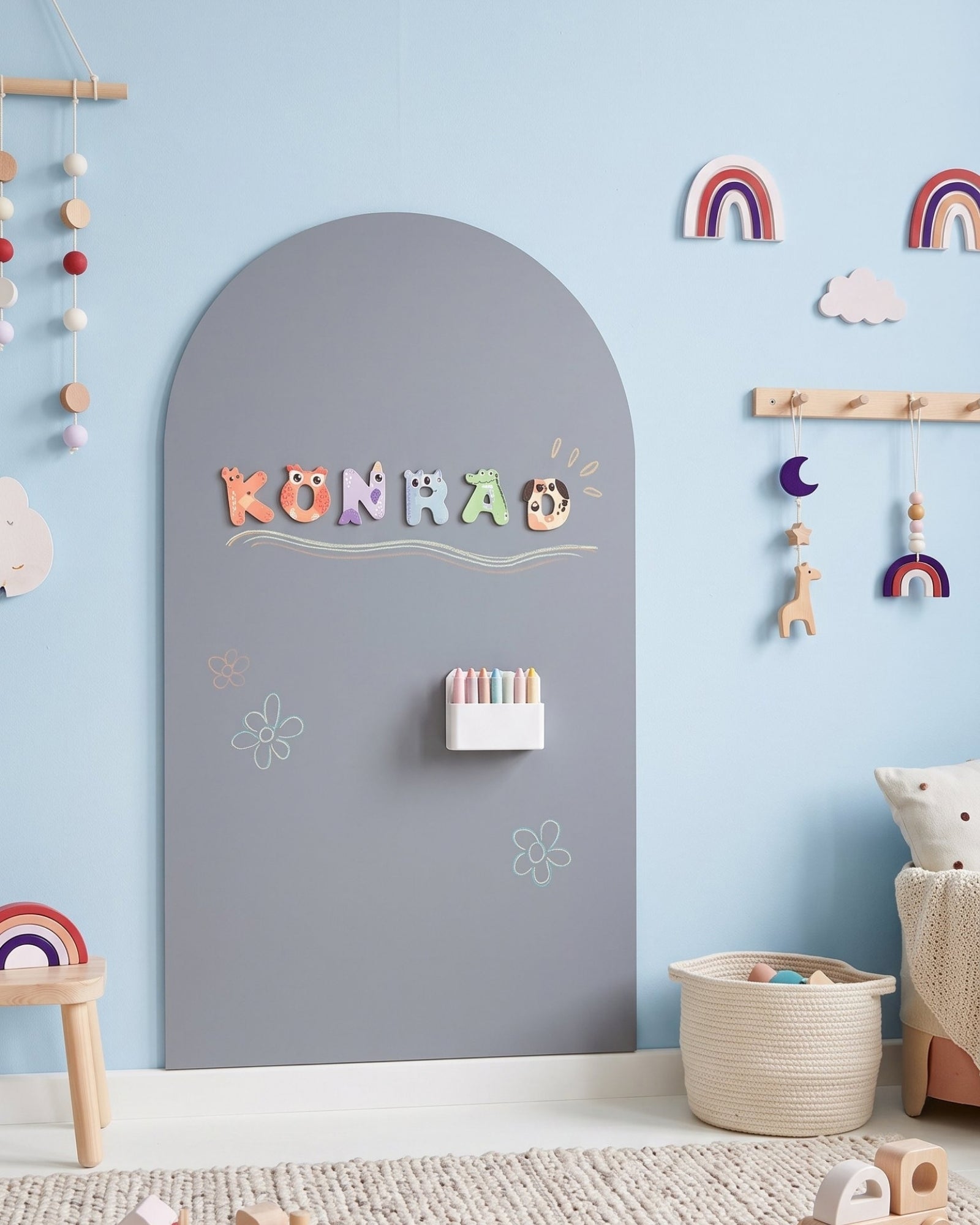 MagneetBoog+ in Maanestof (grijs) met naam in lettermagneten, krijttekeningen en magnetische krijtholder