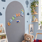 MagneetBoog+ in Maanestof (grijs) met letter- en verkeersmagneten op lichtblauwe muur in kinderkamer