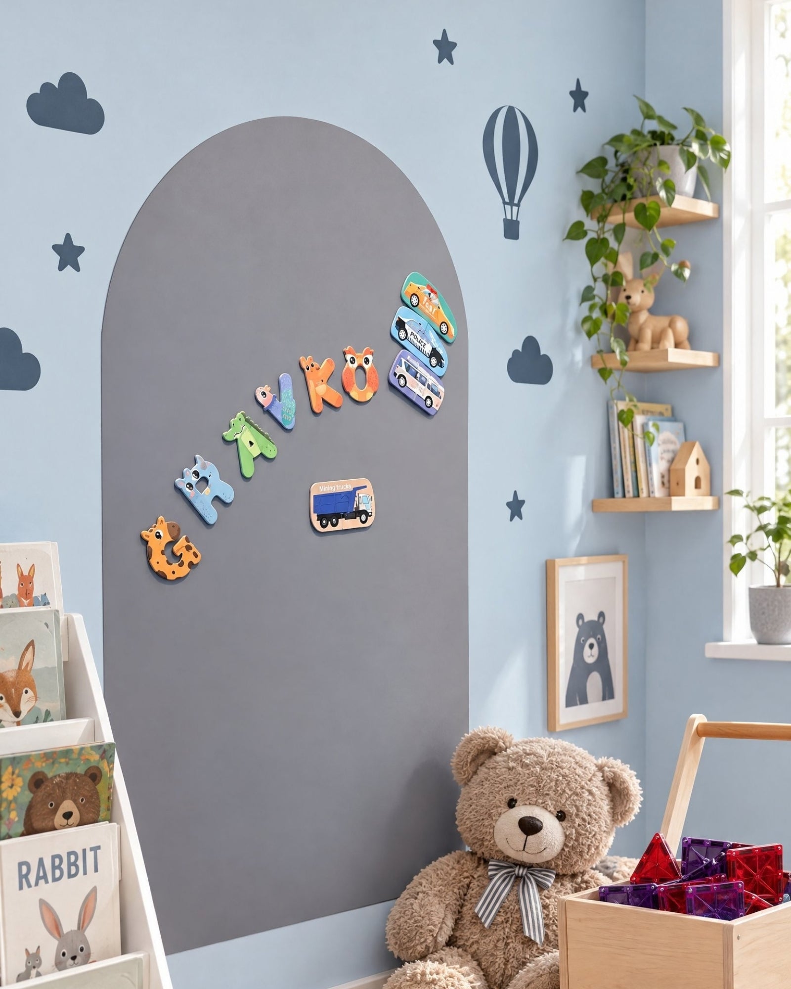 MagneetBoog+ in Maanestof (grijs) met letter- en verkeersmagneten op lichtblauwe muur in kinderkamer