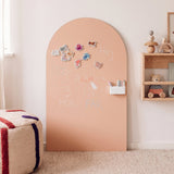 MagneetBoog+ in Poederdroom (stofroze) met dierenmagneten, krijttekst en magnetische krijtholder op kinderkamer
