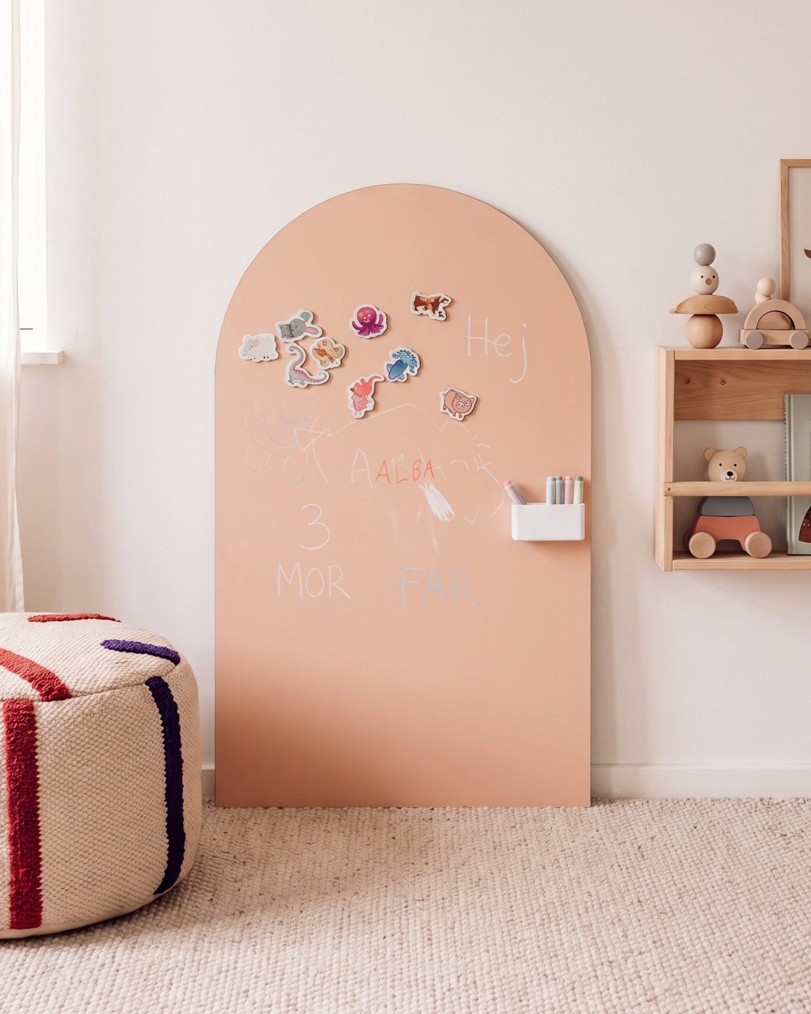 MagneetBoog+ in Poederdroom (stofroze) met dierenmagneten, krijttekst en magnetische krijtholder op kinderkamer