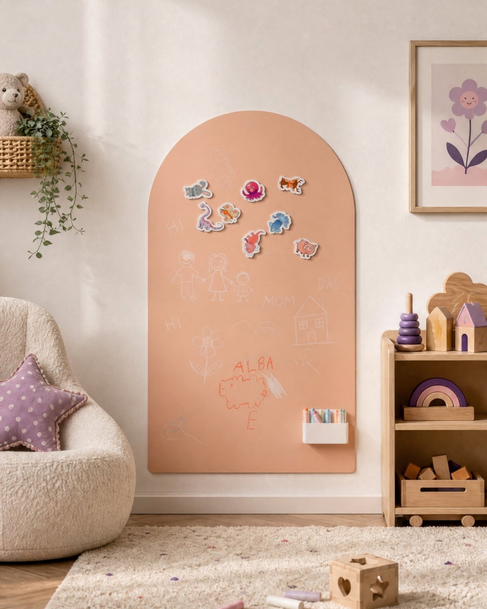 MagneetBoog+ in Poederdroom (stofig roze) met dierenmagneten en krijttekeningen van familie, huis en bloem