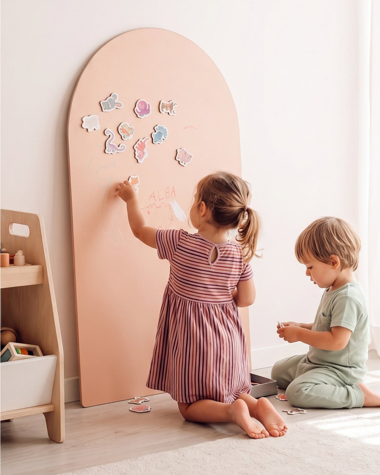 Meisje en jongen spelen met dierenmagneten bij MagneetBoog+ in PudderDrøm (stofroze) op kinderkamer
