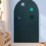 MagneetBoog+ in Sterrenhemels (donkerblauw) met magnetische bouwstenen op lichtblauwe muur in kinderkamer
