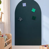 MagneetBoog+ in Sterrenhemels (donkerblauw) met magnetische bouwstenen op lichtblauwe muur in kinderkamer