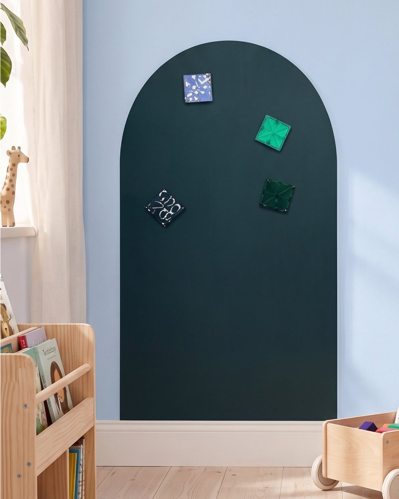 MagneetBoog+ in Sterrenhemels (donkerblauw) met magnetische bouwstenen op lichtblauwe muur in kinderkamer